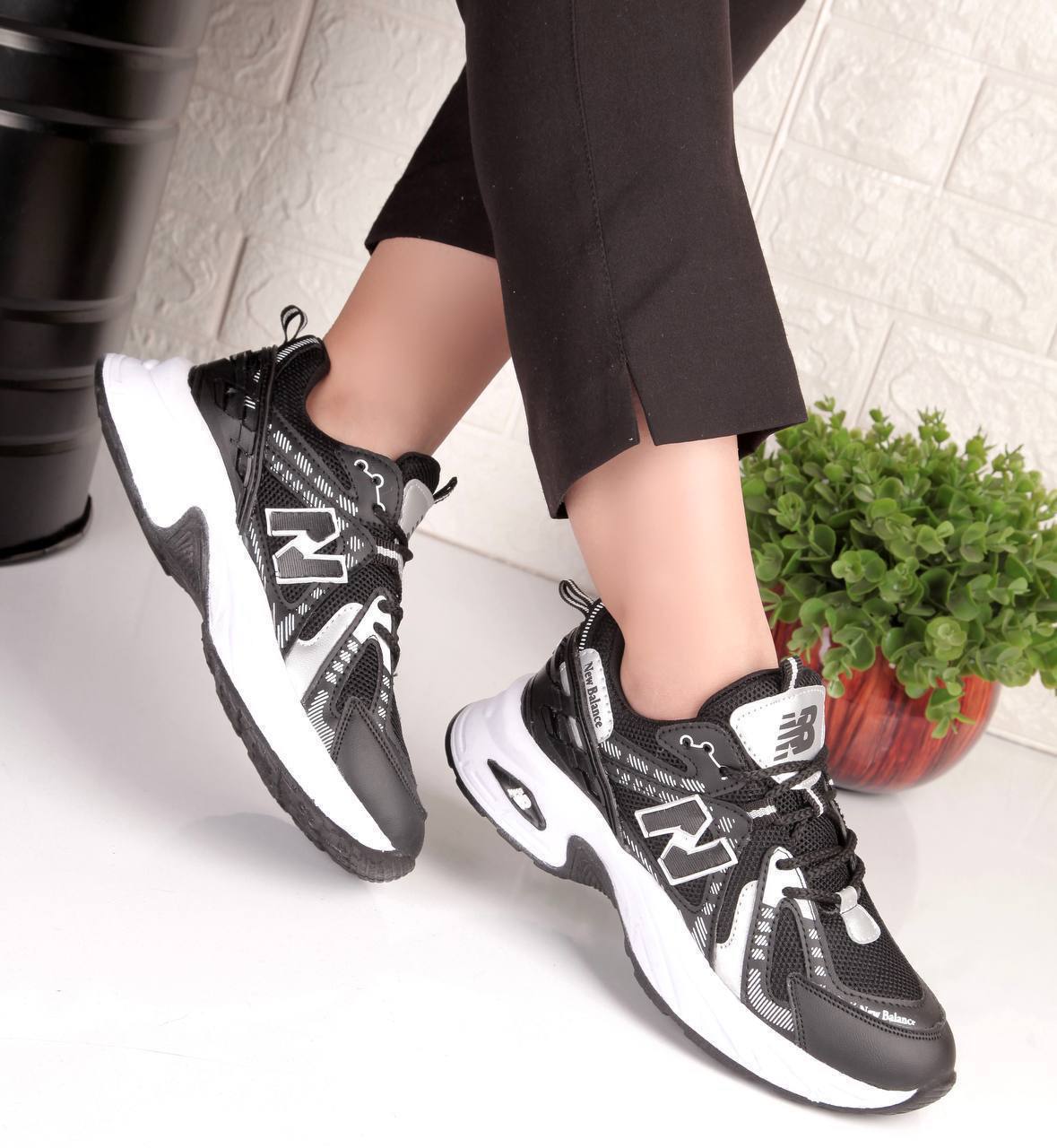 نیوبالانس مشکی سفید سایز۳۸،۳۹،۴۰،۴۱